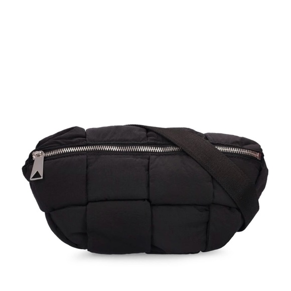 Bottega Veneta Handbags - LIKE NEW Bottega Veneta Black Cassette Bag